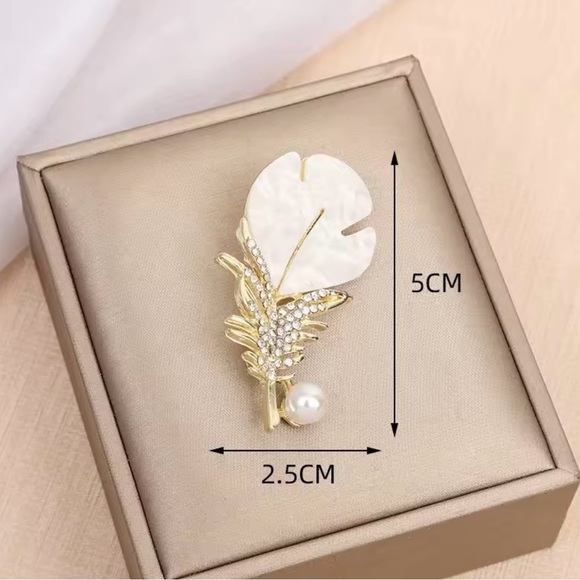 Crystal Feather Brooch - Picture 5 of 5
